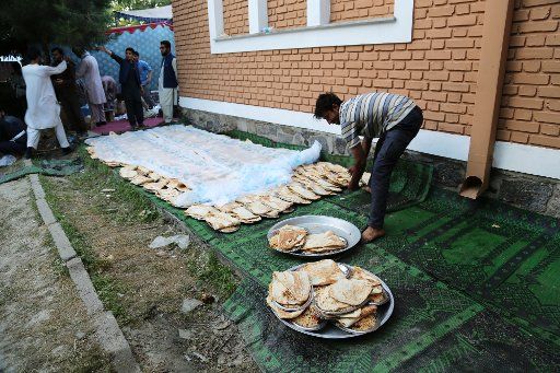 (160614) -- KABUL, June 14, 2016 (Xinhua) -- An Afghan man prepares food for people to break their fast during the Ramadan at a mosque in Kabul, capital of Afghanistan, June 13, 2016. Muslims around the world celebrate the holy month of Ramadan by ...
