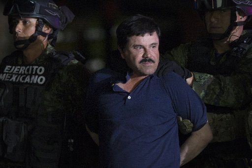 (160520) -- MEXICO CITY, May 20, 2016 (Xinhua) -- Image taken on Jan. 8, 2016 shows members of the security forces escorting Joaquin Guzman Loera, alias "El Chapo", upon his arrival at the Attorney General\