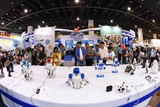 (160524) -- JINHUA, May 24, 2016 (Xinhua) -- Tourists view robots during the 8th China International Tourism Commodities Fair in Yiwu, east China\