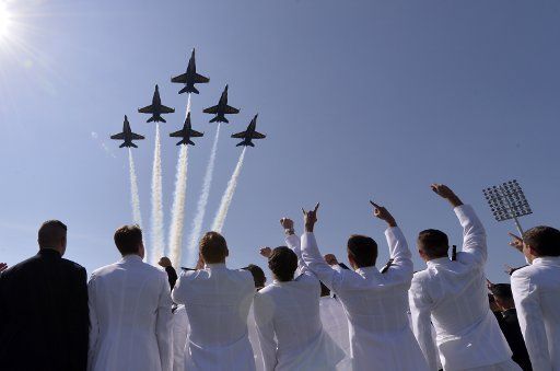 (160527) -- ANNAPOLIS, May 27, 2016 (Xinhua) -- The U.S. Navy Blue Angels fly over graduation ceremony at the U.S. Naval Academy (USNA) in Annapolis, Maryland, the United States, May 27, 2016. More than 1000 students graduated Friday from USNA. (...