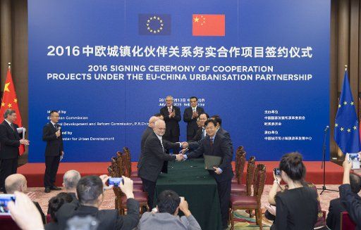 (160713) -- BEIJING, July 13, 2016 (Xinhua) -- Chinese Premier Li Keqiang (R, rear) and European Commission President Jean-Claude Juncker (L, rear) attend a signing ceremony of cooperation projects under the China-EU urbanization partnership in ...
