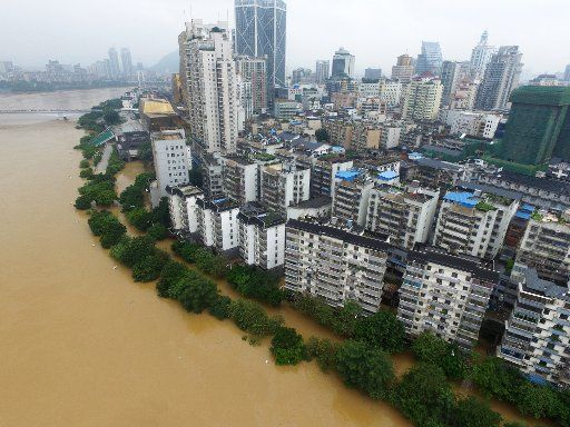(160616) -- LIUZHOU, June 16, 2016 (Xinhua) -- The aerial photo taken on June 16, 2016 shows flooded Bingjiang East Road in Liuzhou, south China\