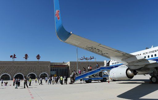 (160620) -- TURPAN, June 20, 2016 (Xinhua) -- Passengers disembark from a plane of China Southern Airlines at the airport in Turpan, northwest China\