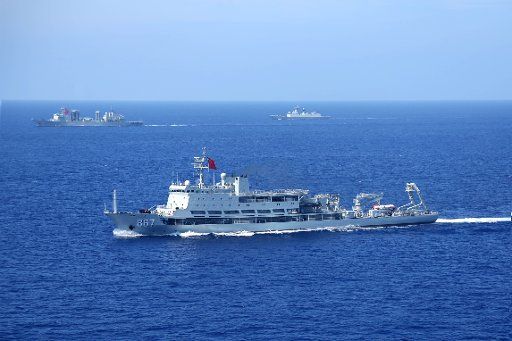 (160620) -- WEST PACIFIC OCEAN, June 20, 2016 (Xinhua) -- A Chinese fleet participates in the Rim of the Pacific (RIMPAC) multinational naval exercises with U.S. warships in west Pacific Ocean, June 20, 2016. (Xinhua\/Luo Zhaowen) (zkr)