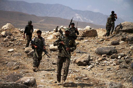 (160626) -- JALALABAD, June 26, 2016 (Xinhua) -- Afghan security force members take part in a military operation against the Islamic State (IS) in Kot district of Nangarhar province, Afghanistan, June 26, 2016. Up to 25 anti-government militants ...