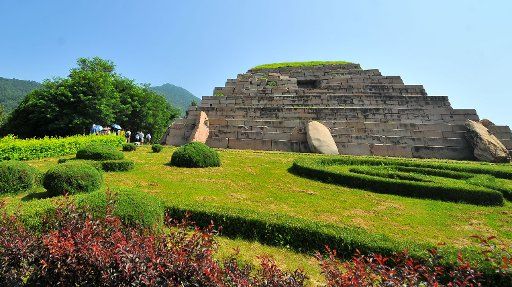 (160806) -- CHANGCHUN, Aug. 6, 2016 (Xinhua) -- Tourists visit the scenic spot of Jiangjunfen, or the General Tomb, in Ji\