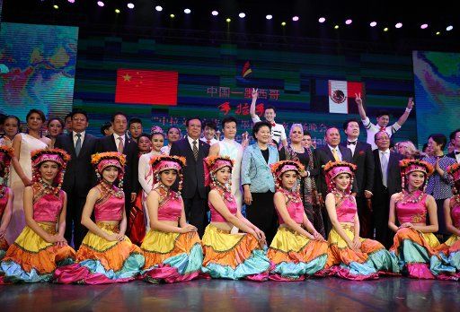 (160810) -- MEXICO CITY, Aug. 10, 2016 (Xinhua) -- Chinese Vice Premier Liu Yandong (7th L, 2nd row) poses for a group photo with performers after attending the performance celebrating the Year of China-Latin America Cultural Exchange in 2016, in ...