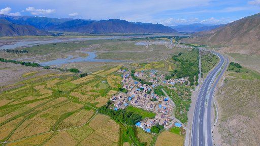 (160811) -- LHASA, Aug. 11, 2016 (Xinhua) -- Photo taken on Aug. 11, 2016 shows the golden field in the valley of Lhasa River, southwest China\