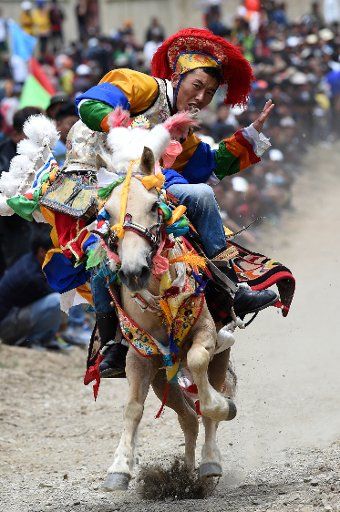 (160716) -- LHASA, July 16, 2016 (Xinhua) -- A man of the Tibetan ethnic group performs equestrian during the celebration of the Ongkor Festival in Lhunzhub County, southwest China\