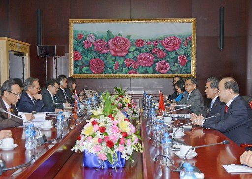 (160725) -- VIENTIANE, July 25, 2016 (Xinhua) -- Chinese Foreign Minister Wang Yi (2nd R) meets with Thai Foreign Minister Don Pramudwinai (2nd L) in Vientiane, Laos, July 24, 2016. (Xinhua\/Liu Yun)(axy)