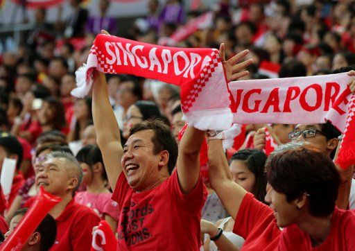(160731) -- SINGAPORE, July 31, 2016 (Xinhua) -- People watch Preview 2 of National Day Parade at the Singapore National Stadium, July 30, 2016. Singapore will celebrate the 51st anniversary of its independence on August 9. (Xinhua\/Bao Xuelin)(yy)