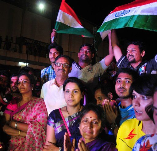 (160820) -- HYDERABAD, Aug. 20, 2016 (Xinhua) -- P. V. Ramna (in white) and P. Vijaya (in red), parents of Indian badminton player P. V. Sindhu, watch their daughter\