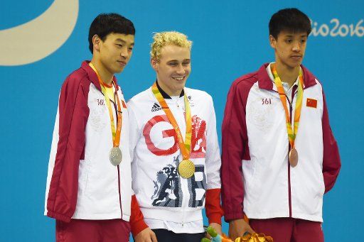 (160918) -- RIO DE JANEIRO, Sept. 18, 2016 (Xinhua) -- Gold medalist Oliver Hynd (C) of Britain poses during the medal presenting ceremony together with silver medalist Song Maodang (L) and bronze medalist Xu Haijiao of China after Men\