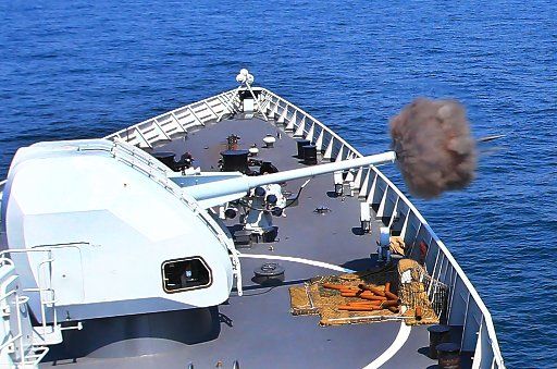 (160918) -- ABOARD WARSHIP GUANGZHOU, Sept. 18, 2016 (Xinhua) -- Chinese frigate "Guangzhou" fires a main gun during a China-Russia naval joint drill at sea off south China\