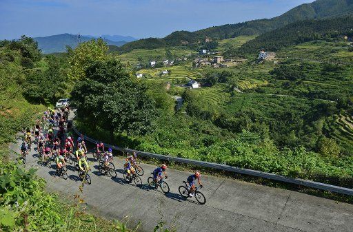 (160921) -- PINGXIANG, Sept. 21, 2016 (Xinhua) -- Cyclists compete in the 9th stage of Tour of Poyang Lake in Wugong Mountain of Pingxiang, east China\