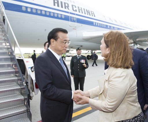 (160921) -- OTTAWA, Sept. 21, 2016 (Xinhua) -- Chinese Premier Li Keqiang (L) and his wife Cheng Hong are welcomed by Canadian senior officials upon their arrival at Ottawa, Canada, Sept. 21, 2016. At the invitation of his Canadian counterpart ...