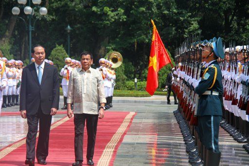 (160929) -- HANOI, Sept. 29, 2016 (Xinhua) -- Vietnamese President Tran Dai Quang (1st L) and Philippine President Rodrigo Duterte (2nd L) review the guard of honor during a welcome ceremony in Hanoi, capital of Vietnam, Sept. 29, 2016. Philippine ...