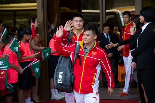 (160901) -- MACAO, Sept. 1, 2016 (Xinhua) -- Chinese weightlifting athlete Long Qingquan (front) is seen at a farewell ceremony in the Macao Special Administrative Region, south China, Sept. 1, 2016. Delegation of Chinese mainland Olympians ...