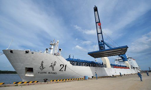 (160901) -- WENCHANG, Sept. 1, 2016 (Xinhua) -- The cover plate of the container loading Long March-5 rocket, China\
