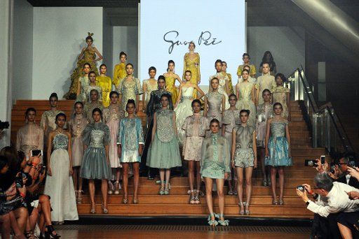 (161026) -- SINGAPORE, Oct. 26, 2016 (Xinhua) -- Models present creations of Chinese designer Guo Pei at opening show of the Singapore Fashion Week held in the National Gallery Singapore on Oct. 26, 2016.(Xinhua\/Then Chih Wey)