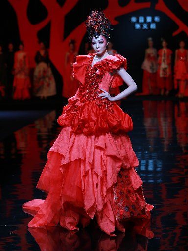 (161028) -- BEIJING, Oct. 28, 2016 (Xinhua) -- A model presents a creation by designer Zhang Yichao during the China Fashion Week in Beijing, capital of China, Oct. 27, 2016. (Xinhua\/Li Jianbo) (wsw)
