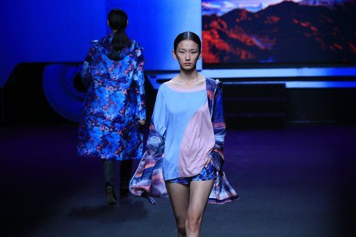(161030) -- BEIJING, Oct. 30, 2016 (Xinhua) -- A model presents a creation by designer Richard Li, a winner of China fashion designer creative awards, during the China Fashion Week in Beijing, capital of China, Oct. 29, 2016. (Xinhua\/Li Mingfang) (...