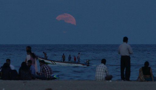 (161115) -- CHENNAI, Nov. 15, 2016 (Xinhua) -- People watch the rising "supermoon" at Marina Beach in Chennai, Indian southeastern state of Tamil Nadu, Nov. 14, 2016. (Xinhua\/Stringer) (gj)