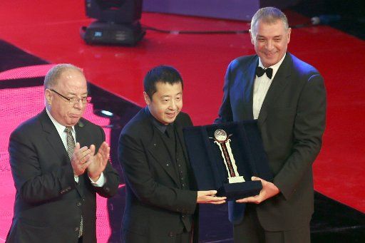 (161116) -- CAIRO, Nov. 16, 2016 (Xinhua) -- Chinese director Jia Zhangke (C) receives the Excellence Award during the opening ceremony of the 38th Cairo International Film Festival (CIFF) held in Cairo, capital of Egypt, Nov. 15, 2016. The 38th ...