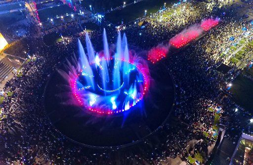 (161009) -- BEIJING, Oct. 9, 2016 (Xinhua) -- People view a large musical fountain at Quancheng Square in Jinan, capital of east China\