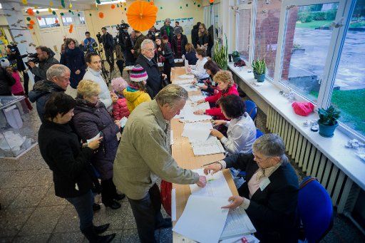 (161009) -- VILNIUS, Oct. 9, 2016 (Xinhua) -- Residents prepare to cast their votes at a polling station in Vilnius, Lithuania, Oct. 9, 2016. Lithuania holds its parliamentary elections on Sunday with active voting and hopes of the leading parties ...