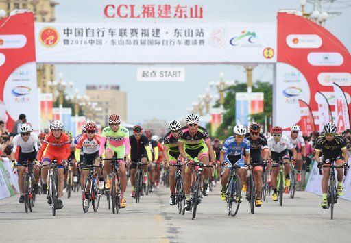 (161015) -- DONGSHAN, Oct. 15, 2016 (Xinhua) -- Cyclists ride in the China Cycling League race in Dongshan County, southeast China\
