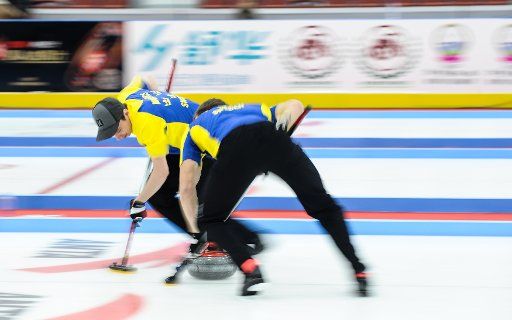 (161215) -- XINING, Dec. 15, 2016 (Xinhua) -- Players of Sweden compete during the China Qinghai international curling competition between Sweden and Canada in Xining, capital of northwest China\
