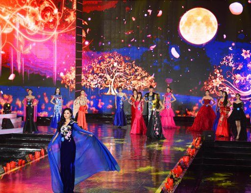 (161224) -- MANZHOULI, Dec. 24, 2016 (Xinhua) -- Contestants from China present evening dresses at the China, Russia and Mongolia Beautiful Angels of International Competition in Manzhouli, north China\