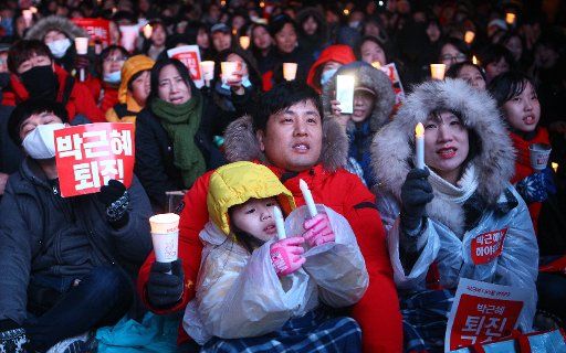 (161126) -- SEOUL, Nov. 26, 2016 (Xinhua) -- People attend a rally demanding President Park Geun-hye to step down in central Seoul, South Korea, Nov. 26, 2016. (Xinhua\/Yao Qilin) (zw)