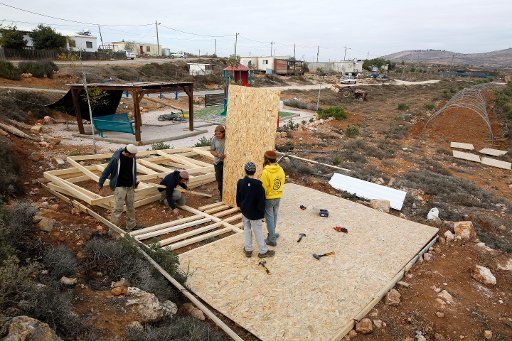 (161129) -- AMONA, Nov. 29, 2016 (Xinhua) -- Israeli settlers build a new wooden structure in the settlement of Amona Jewish outpost in the West Bank, on Nov. 29, 2016. Israel\