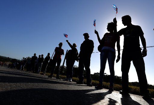 (161130) -- MAYABEQUE (CUBA), Nov. 30, 2016 (Xinhua) -- People line the street to bid farewell to the caravan carrying the ashes of Cuban revolutionary leader Fidel Castro through the province of Mayabeque, Cuba, on Nov. 30, 2016. On Wednesday, ...