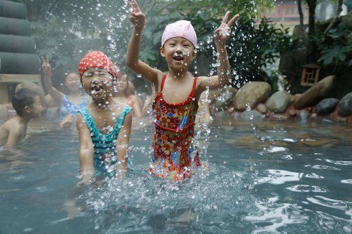 (161203) -- GUIYANG, Dec. 3, 2016 (Xinhua) -- Children play in hot spring in Guiyang City, capital of southwest China\