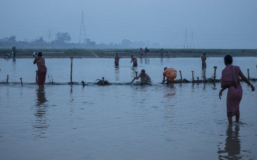 (170114) -- KOLKATA, Jan. 14, 2017 (Xinhua) -- Indian Hindu devotees take a holy dip in the Ajay river near the Joydev Fair, some 200km away from Kolkata, capital of eastern Indian state West Bengal, Jan. 14, 2017. A large number of Hindu pilgrims ...