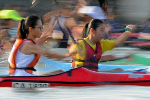 (170115) -- SINGAPORE, Jan. 15, 2017 (Xinhua) -- Competitors race in the Singapore Canoe Marathon in the waters outside the Singapore Sports Hub, Jan. 15, 2017. The 15th edition of the Singapore Canoe Marathon kicked off here on Sunday with the ...