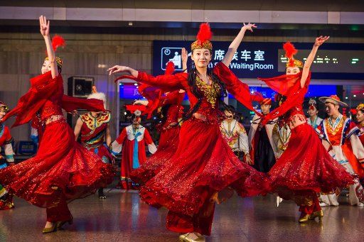 (170117) -- BEIJING, Jan. 17, 2017 (Xinhua) -- Artists of the railway art troupe of China perform for passengers at the Beijing West Railway Station in Beijing, capital of China, Jan. 17, 2017. The railway station in cooperation with the art troupe ...