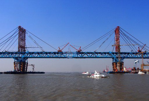 (170121) -- SHANGHAI, Jan. 21, 2017 (Xinhua) -- Photo taken on Jan. 21, 2017 shows the Tianshenggang Channel Bridge of Shanghai-Nantong Yangtze River Bridge linking Zhangjiagang and Nantong of east China\