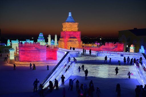 (170123) -- HARBIN, Jan. 23, 2017 (Xinhua) -- Tourists visit Harbin Ice and Snow World, northeast China\