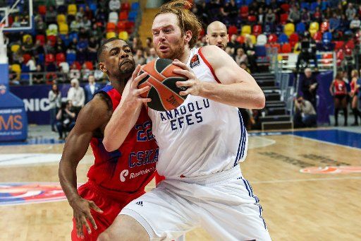 (170128) -- MOSCOW, Jan. 28, 2017 (Xinhua) -- Cory Higgins (L) of CSKA Moscow from Russia vies with Alex Kirk of Anadolu Efes Istanbul from Turkey during the regular season round 20 Euroleague basketball game against CSKA Moscow of Russia in Moscow, ...