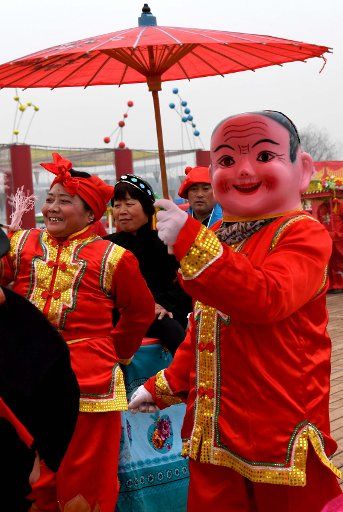 (170129) -- ZHENGZHOU, Jan. 29, 2017 (Xinhua) -- Actors perform at a temple fair during the Spring Festival holidays in Zhengzhou, capital of central China\