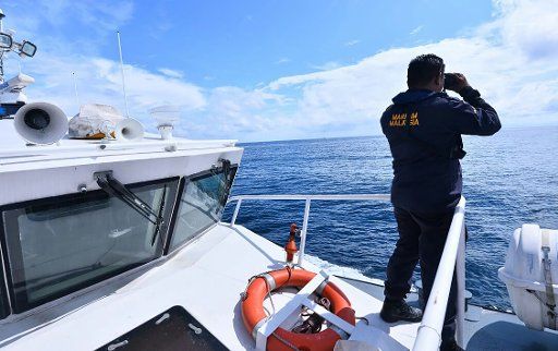 (170131) -- KOTA KINABALU, Jan. 31, 2017 (Xinhua) -- A rescuer searches for missing people off Kota Kinabalu, Malaysia, Jan. 31, 2017. Search efforts continued on Tuesday for the missing people in a boat accident off Malaysia\