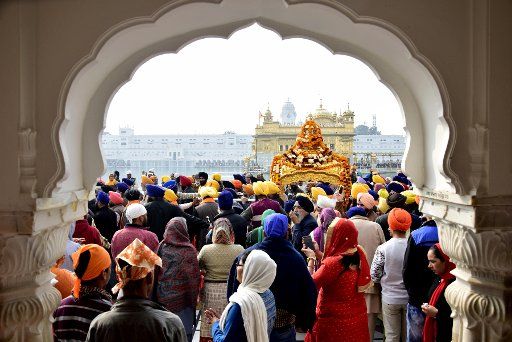(170105) -- AMRITSAR, Jan. 5, 2017 (Xinhua) -- Sikh devotees take part in a religious procession at the Golden Temple on the eve of 350th birth anniversary of Guru Gobind Singh in Amritsar, northern Indian state of Punjab, Jan. 4, 2017. Gobind Singh,...