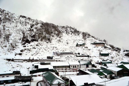 (170112) -- SIKKIM, Jan. 12, 2017 (Xinhua) -- Photo taken on Jan. 11, 2017 shows a snow-covered village near Gangtok, capital of northern Indian state of Sikkim, Jan. 11, 2017. (Xinhua\/Stringer)(zf)