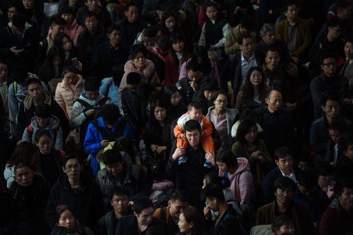 (170112) -- FUZHOU, Jan. 12, 2017 (Xinhua) -- Passengers wait for the train at Fuzhou Railway Station in Fuzhou, capital of southeast China\