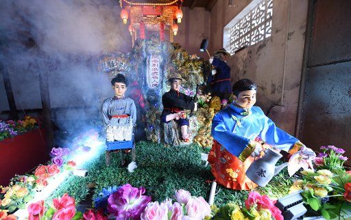 (170228) -- NINGDE, Feb. 28, 2017 (Xinhua) -- Photo taken on Feb. 27, 2017 shows the lanterns displayed in a fair to celebrate Er Yue Er, or the second day of the second month on the Chinese Lunar calendar in Huotong ancient town of Ningde City, ...