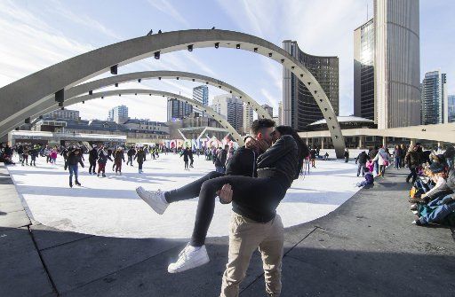 (170306) -- TORONTO, March 6, 2017 (Xinhua) -- A pair of lovers pose for a photo during the Toronto\
